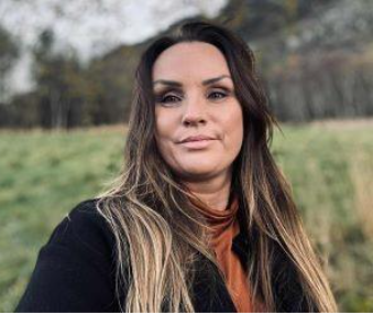 Et bilde som inneholder Menneskeansikt, person, utend&oslash;rs, gress

KI-generert innhold kan v&aelig;re feil.